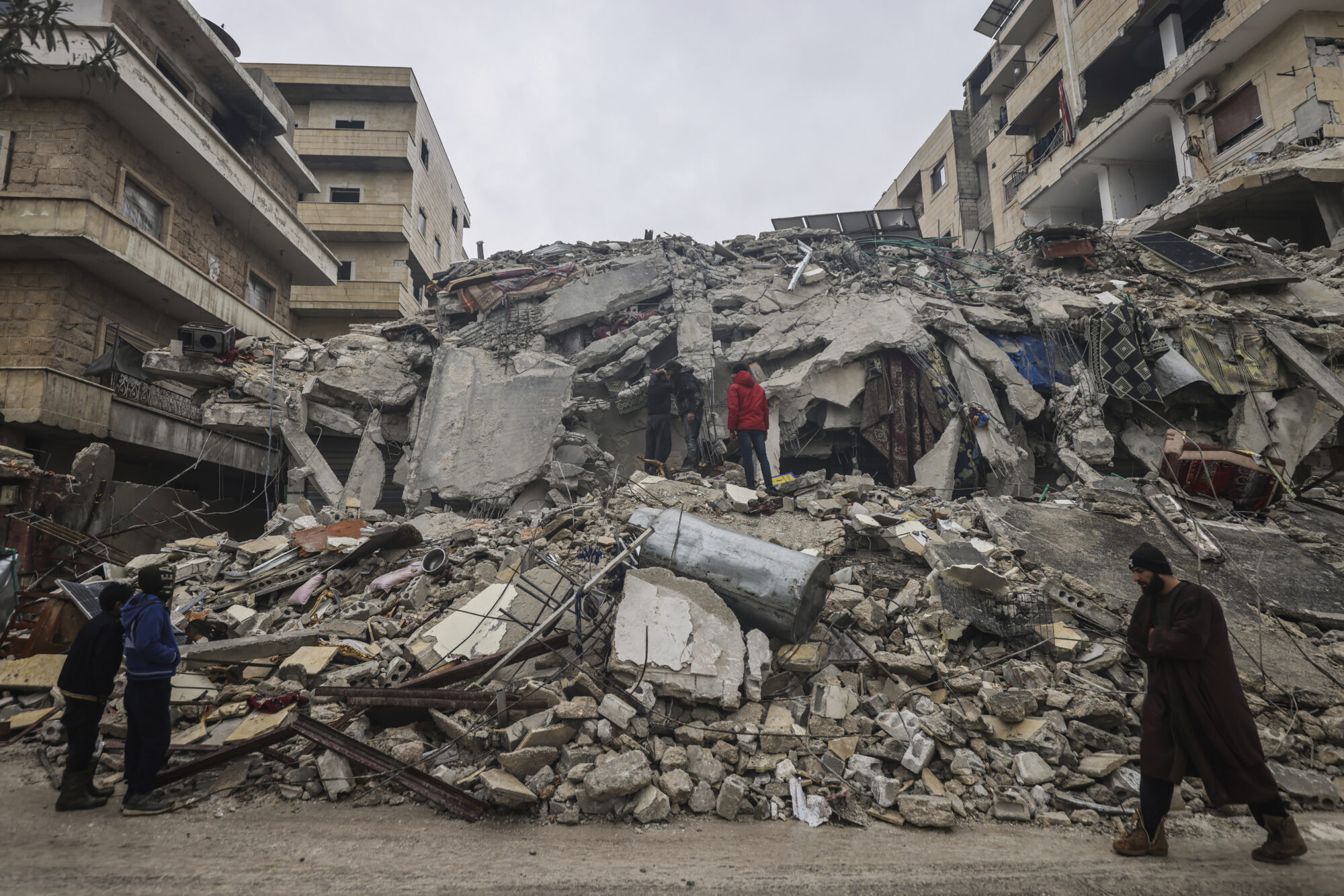 06 February 2023, Syria, Idlib: Syrian civilians inspect a destroyed residential building after the magnitude 7.8 earthquake that hit northern Syria. Photo by: Anas Alkharboutli/picture-alliance/dpa/AP Images