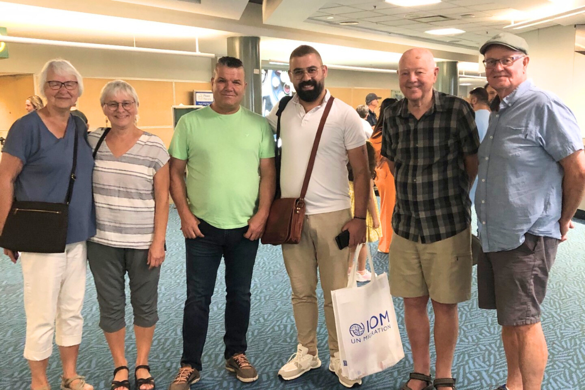 Willoughby CRC refugee committee at the airport.